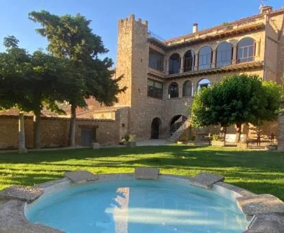 Edificio de este hotel con encanto rodeado de jardines.