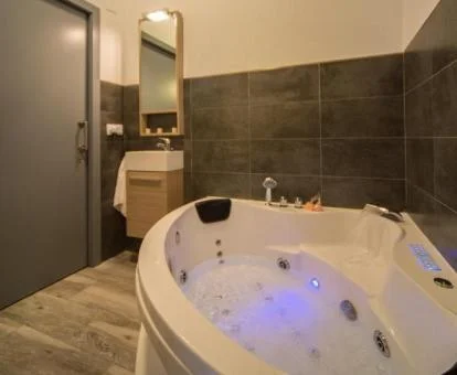 Jacuzzi privado de la Habitación Doble Deluxe N.2 del establecimiento.
