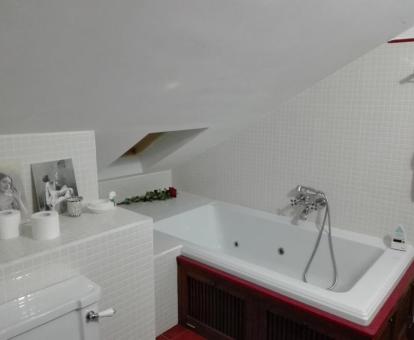 Bañera de hidromasaje privada de una de las habitaciones del alojamiento.