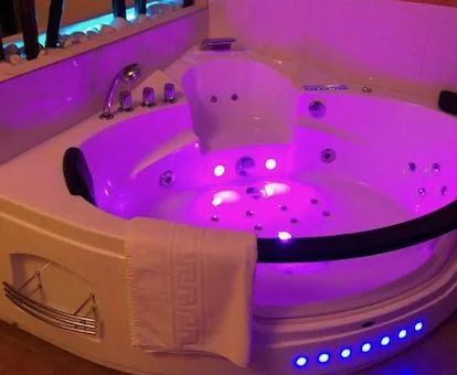 Precioso jacuzzi de una de las suites del hotel.