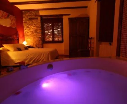 Jacuzzi privado junto a la cama del Apartamento de 1 dormitorio.