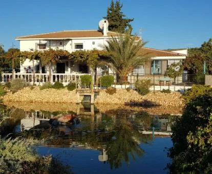 Edificio de este hotel con encanto rodeado de naturaleza.