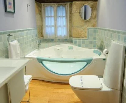 Jacuzzi privado en el baño de la casa de tres dormitorios.