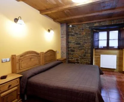 Una de las habitaciones de estilo rústico de este acogedor hotel rural.