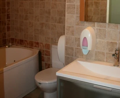 Baño con bañera de hidromasaje privada de la habitación doble superior.