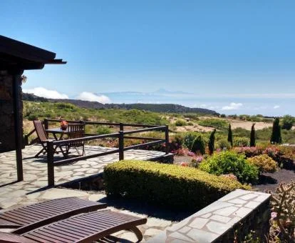 Zona exterior con jardines y terrazas con fabulosas vistas de esta casita rural.