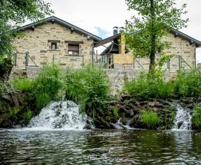 Edificio de este alojamiento rural junto al río.
