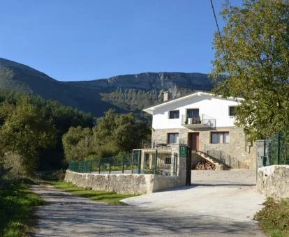 Edificio de este precioso establecimiento rural rodeado de montañas.