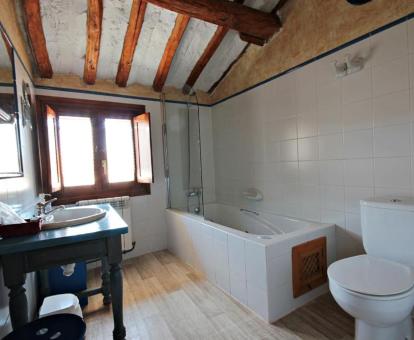 Amplio baño con bañera de hidromasaje privada de la habitación doble deluxecon vistas al castillo.