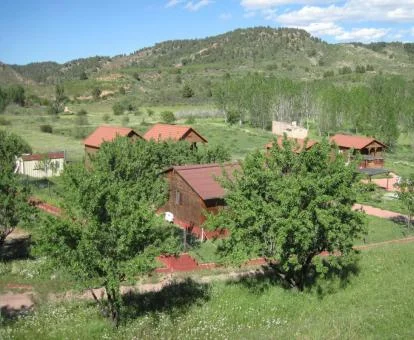 Complejo rural de casitas independientes en medio de la naturaleza.
