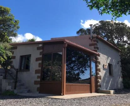 Preciosa casa rural independiente con zonas exteriores ideal para parejas.