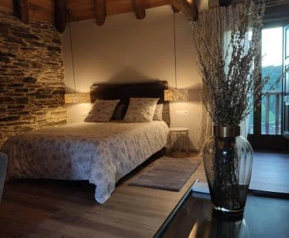 Una de las preciosas habitaciones con paredes de piedra a la vista del hotel.