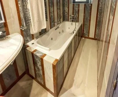 Bañera de hidromasaje privada de la habitación doble clásica del hotel.