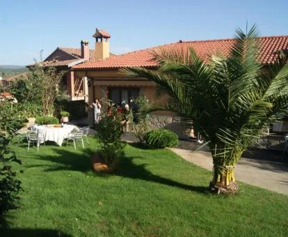 Una de las casas rurales de este establecimiento con amplios jardines.