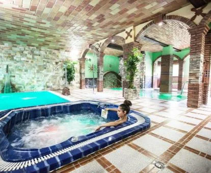 Mujer disfrutando del jacuzzi del centro de bienestar de este complejo de apartamentos.