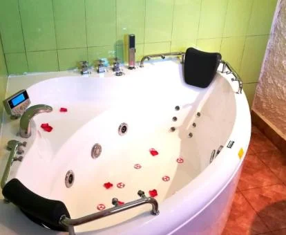 Bañera de hidromasaje privada en uno de los estudios de este establecimiento.