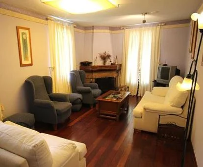 Acogedor salón común con chimenea de esto precioso hotel rural.