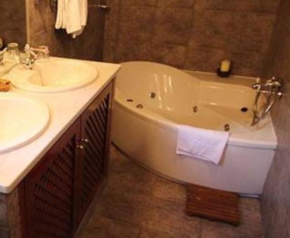 Bañera de hidromasaje privada en el baño de la habitación doble superior.