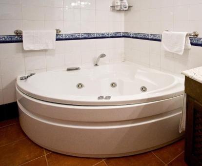Amplia bañera de hidromasaje privada para 2 personas del apartamento de un dormitorio de este establecimiento.