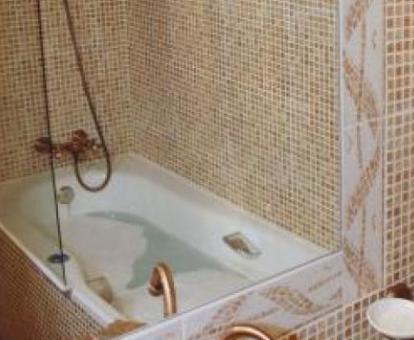 Baño con bañera de hidromasaje de una de las habitaciones del hotel.