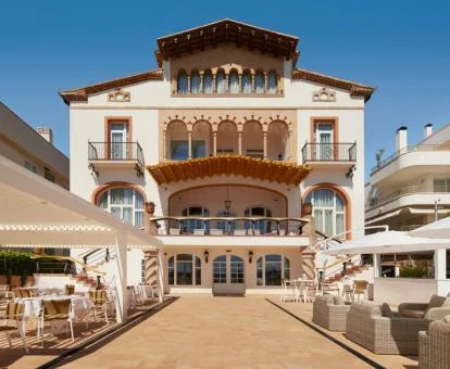Precioso edificio con zonas exteriores de este hotel con encanto.