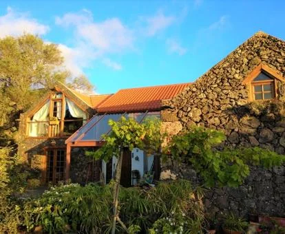 Coqueta casa rural independiente de piedra, en un tranquilo entorno natural.
