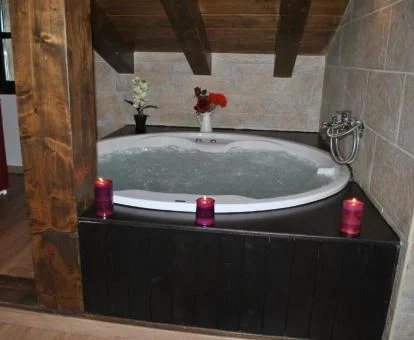 Preciosa bañera de hidromasaje privada redonda del Apartamento Superior.