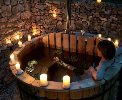 Bañera de hidromasaje privada exterior en el Estudio Artea del alojamiento.