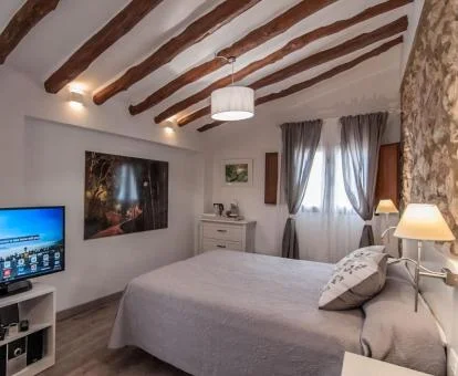 Una de las acogedoras habitaciones con paredes de piedra a la vista del hotel.