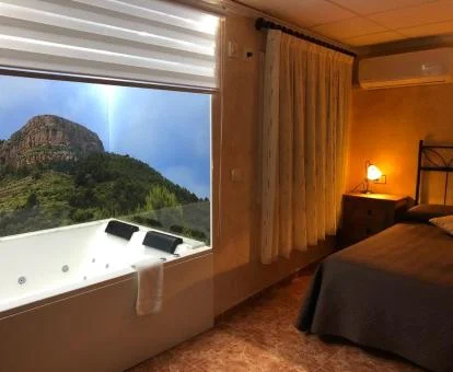 Una de las habitaciones con jacuzzi privado junto a la cama de este hotel con encanto.