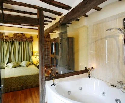 Baño con bañera de hidromasaje privada de una de las habitaciones dobles del hotel.