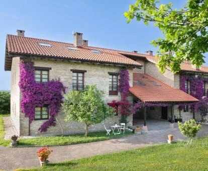 Edificio de este hotel con encanto en un entorno tranquilo ideal para descansar.