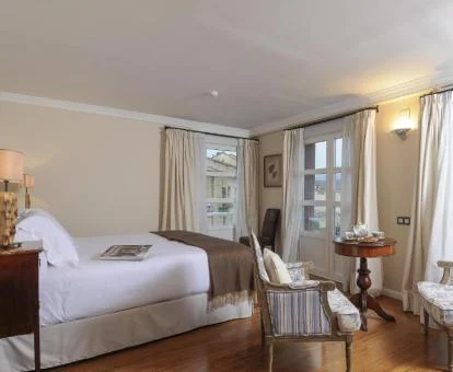 Una de las amplias habitaciones de este elegante hotel.