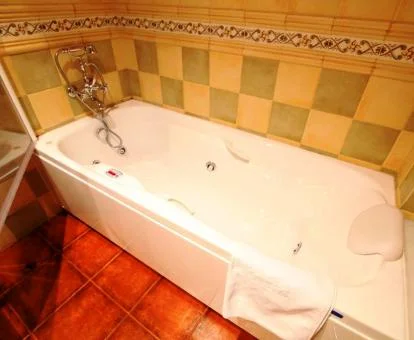 Bañera de hidromasaje privada de la suite.