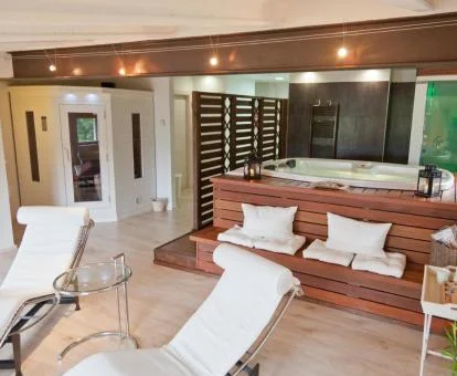 Agradable zona de bienestar con jacuzzi de este hotel con encanto.