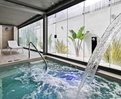 Agradable zona de bienestar con piscina de hidroterapia del hotel.