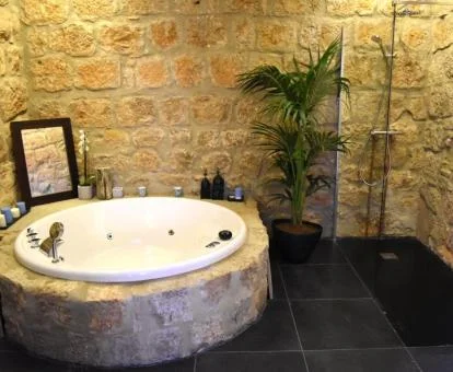 Jacuzzi circular de la Suite Deluxe del hotel.