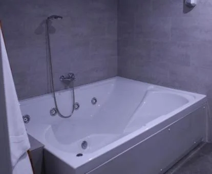 Bañera de hidromasaje privada de una de las suites del hotel.