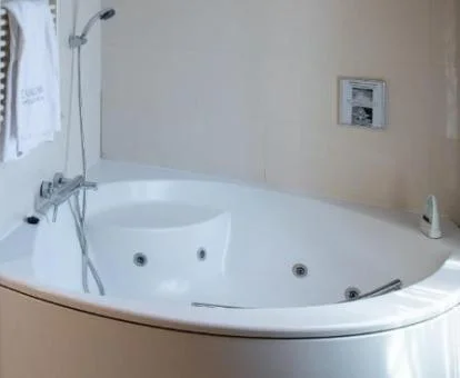 Bañera de hidromasaje privada de la Suite Junior del hotel.