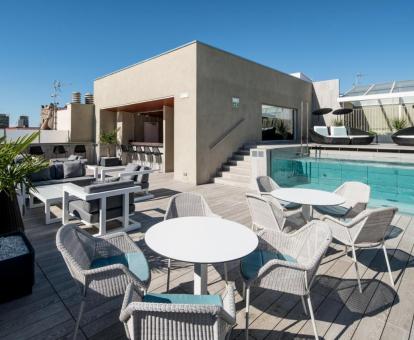 Terraza con mobiliario exterior y piscina al aire libre de este hotel.