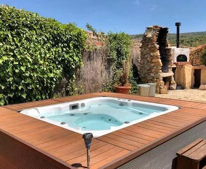 Foto del jacuzzi exterior que se encuentra en El Cau dels Somnis