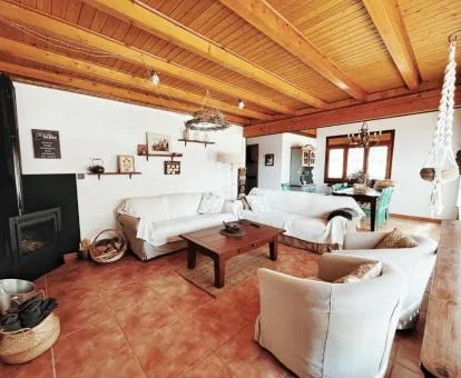 Interior de uno de los acogedores apartamentos de estilo tradicional de este complejo rural.