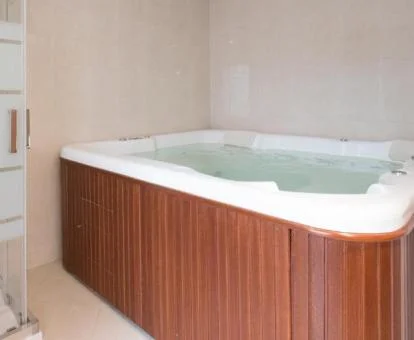 Bañera de hidromasaje privada del apartamento de un dormitorio.