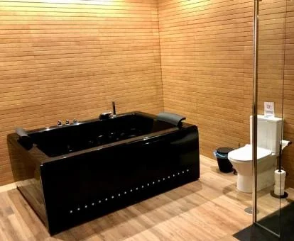 Espectacular jacuzzi en el baño de la Suite con terraza del hotel.