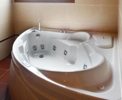 Jacuzzi privado de la Suite del hotel.