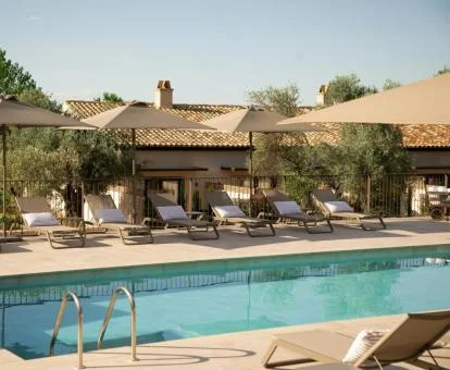 Coqueto hotel rural con piscina exterior y solarium.