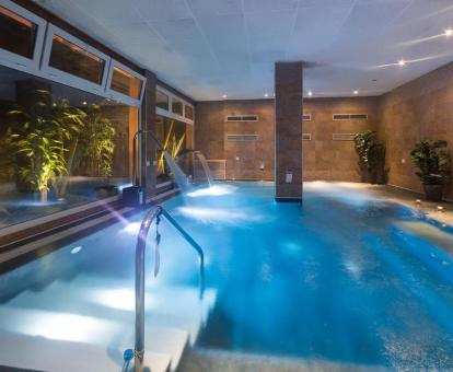 Agradable zona de bienestar con piscina de hidroterapia de este hotel con encanto.