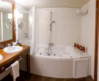 Bañera de hidromasaje privada de la Suite Junior del hotel.