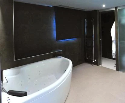 Baño con bañera de hidromasaje privada de la suite del hotel.