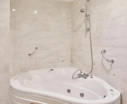 Bañera de hidromasaje privada de la Suite Familiar del hotel.
